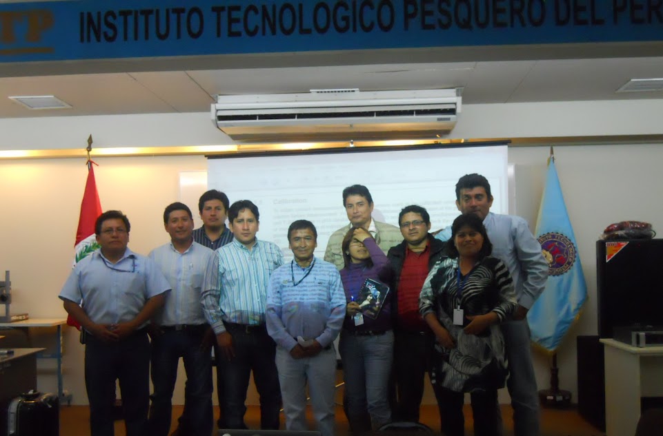 Participantes y expositores en la clausura de una capacitación con equipos HORIBA en el Instituto Tecnológico Pesquero del Perú.