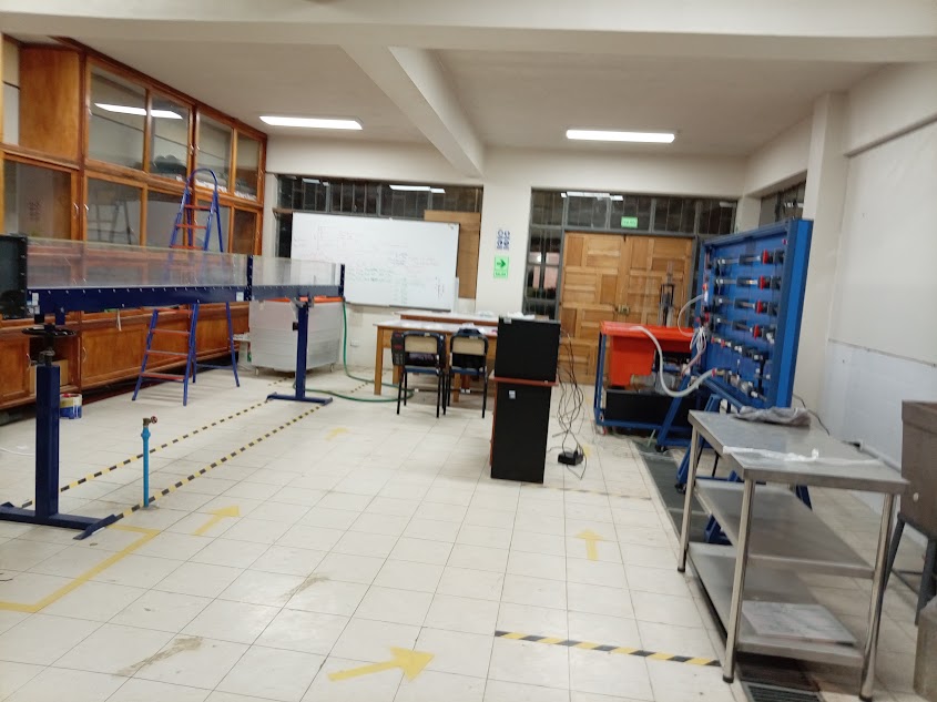 Laboratorio de hidráulica de la Universidad Nacional del Altiplano, con canal de flujo y módulo de redes a presión instalados y puestos en marcha por ANSELTRONICA.