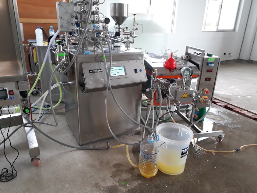 Equipo de pasteurización en acero inoxidable durante una intervención de mantenimiento, con el circuito de producto y el panel de control a la vista.